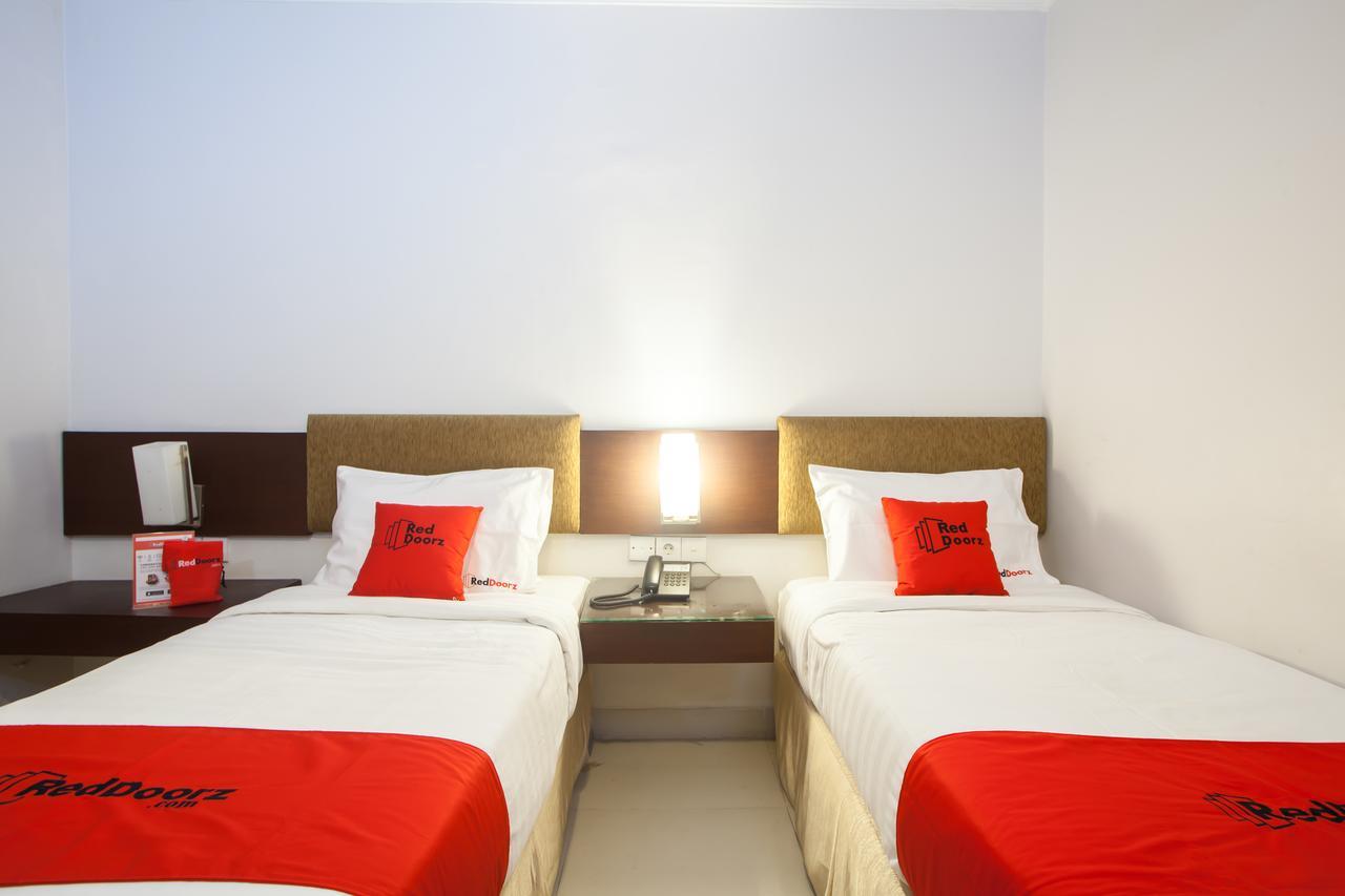 Reddoorz Premium @ Raya Nginden Hotel Wonotjolo Eksteriør billede
